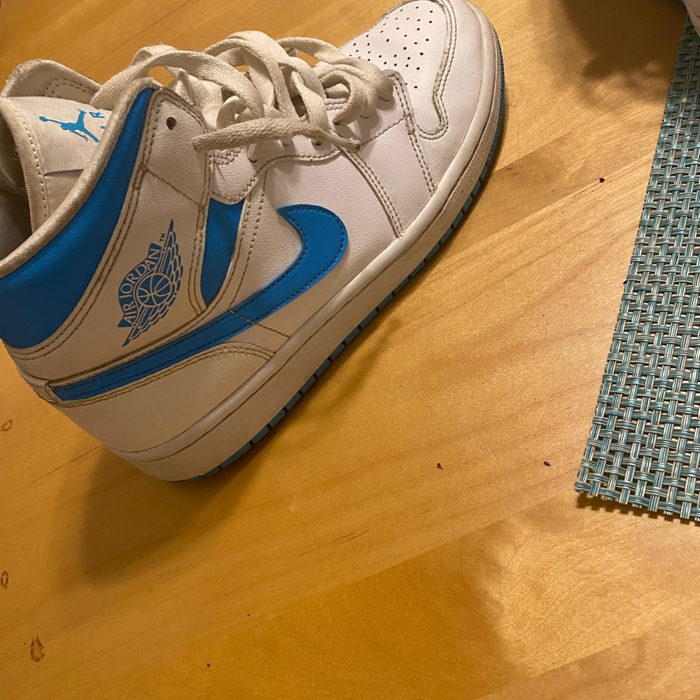 Jordan one mids size 9